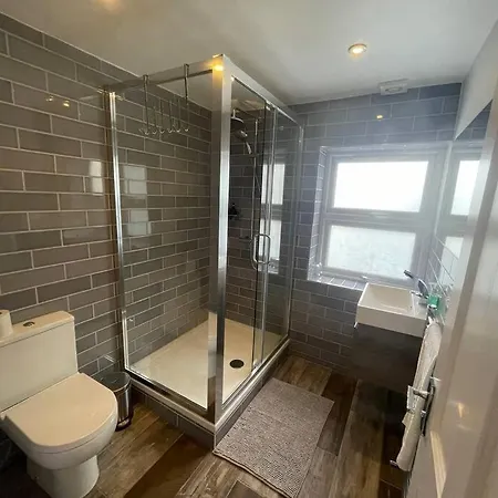 Light And Modern 2Br 1.5Ba, Newly Refurbished! Apartment Raynes Park Exterior photo