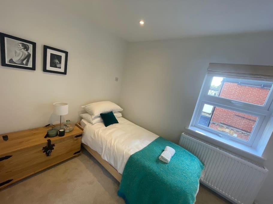 Light And Modern 2br 1.5ba, Newly Refurbished! * Raynes Park