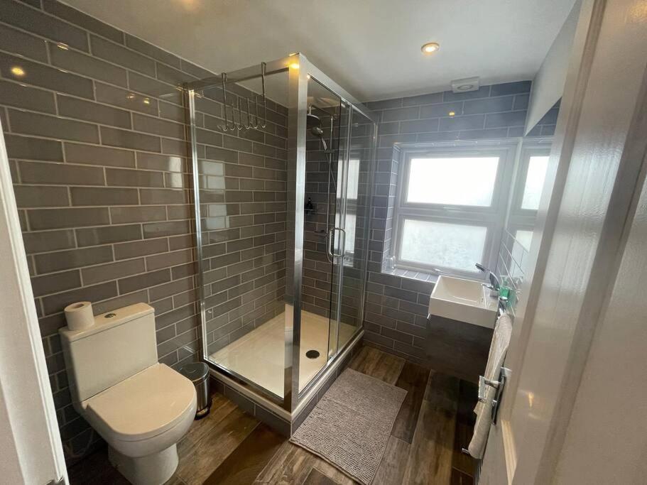 Light And Modern 2br 1.5ba, Newly Refurbished! * Raynes Park