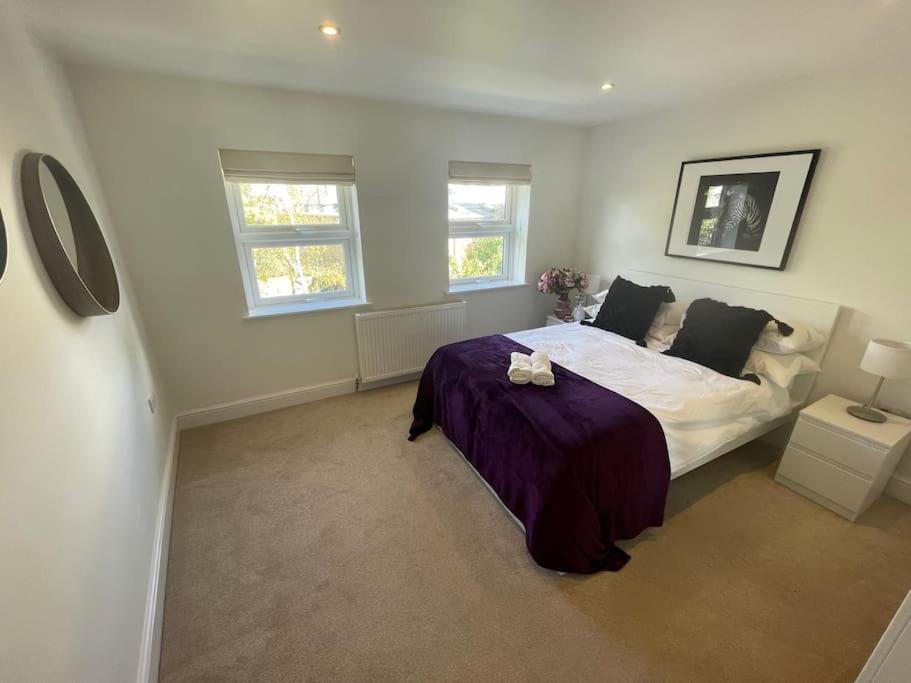 Light And Modern 2br 1.5ba, Newly Refurbished! * Raynes Park