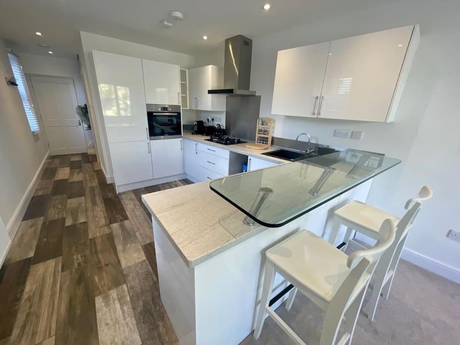 Light And Modern 2br 1.5ba, Newly Refurbished! Raynes Park