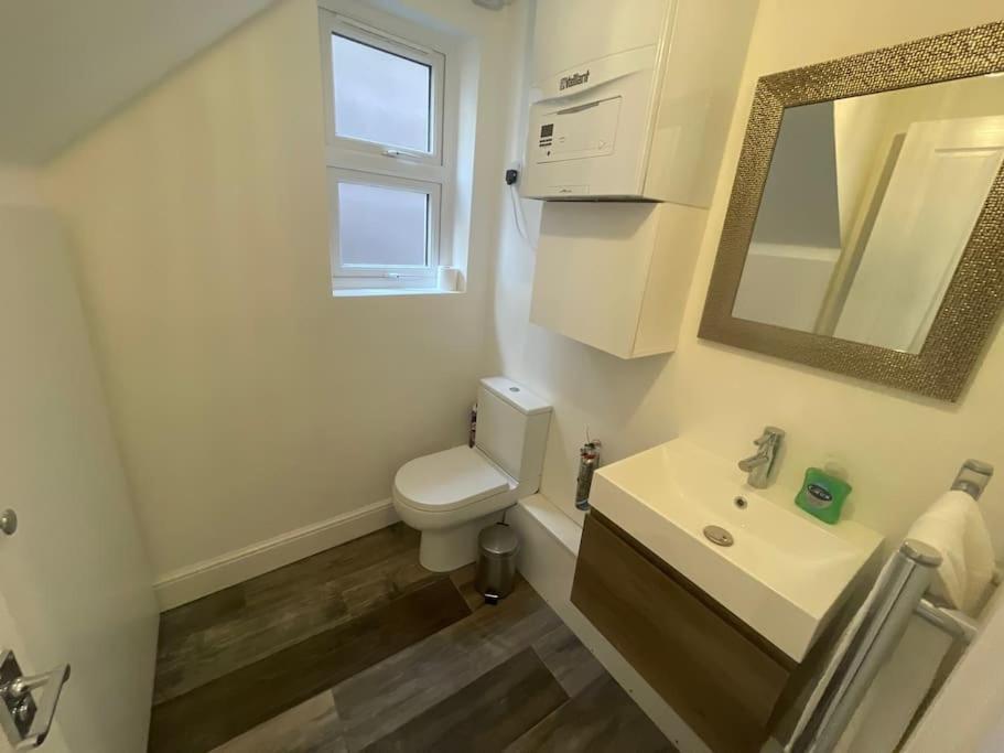 Light And Modern 2br 1.5ba, Newly Refurbished! Apartamento Raynes Park